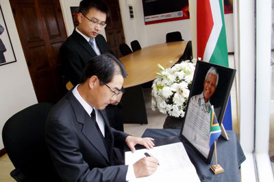 Memorial Service Honoring the Life Of Nelson Mandela held in Colombo H.E Wu Jianghao Ambassador of the People's Republic of China to Sri Lanka signing the Condolence Book