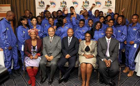 KZN partners with India's Manipal University Pictured (l-r) MPL Lizzie Shabalala, Acting Consul General of India Harsh VS Negi, KZN Premier Senzo Mchunu, First Lady and Mayor of uThungulu District Municipality Cllr Thembeka Mchunu, KZN MEC for Health Dr Sibongiseni Dhlomo and the 30 students that will be studying at the MANIPAL University in India.