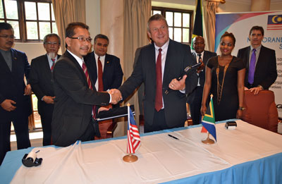 3 MOU’s between South Africa and Malaysia Chief Executive Robert Williamson of Intsimbi and CEO of Miyazu Amrizal Abdul Majid