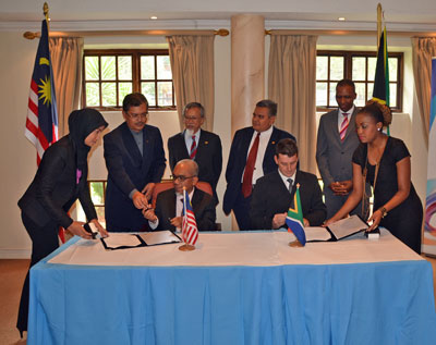 3 MOU’s between South Africa and Malaysia Dr Morne de la Rey of Embryo Plus and Executive Chairman Dr Haji Ahmed Kamal Zakaria of ETD Makmur.