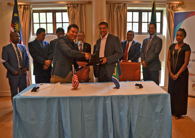 3 MOU’s between South Africa and Malaysia CEO of Denel, Ismail Dockrat (r) and COO of Strand Naguib Mohd Nor (l)
